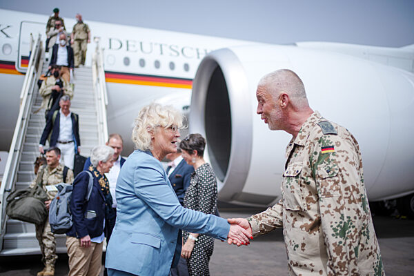 Verteidigungsministerin besucht Soldaten in Westafrika