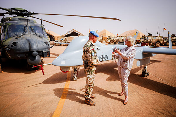 Verteidigungsministerin besucht Soldaten in Westafrika