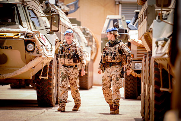 Verteidigungsministerin besucht Soldaten in Westafrika