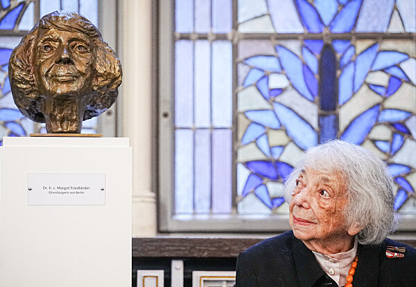 Bundesverdienstkreuz 1. Klasse an Margot Friedländer