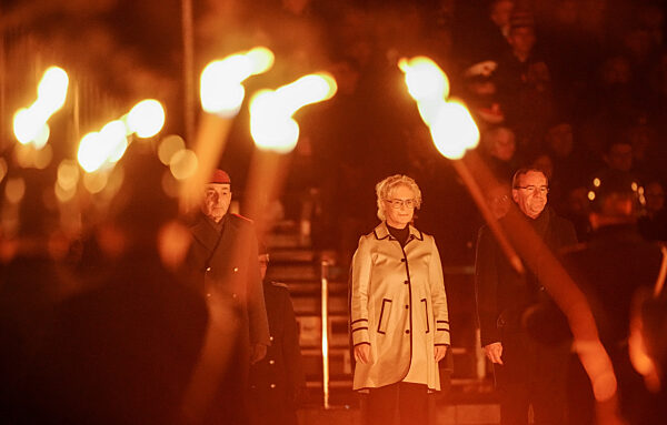 Bundeswehr verabschiedet frühere Verteidigungsministerin Chri...