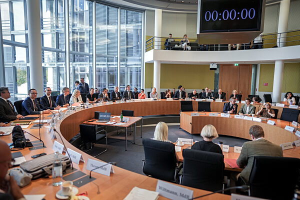 Nach dem Anschlag von Solingen - Innenausschuss des Bundestags