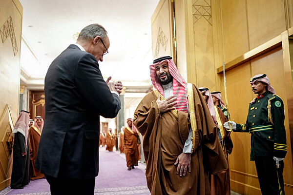 Bundeskanzler Merz reist in die Golfregion