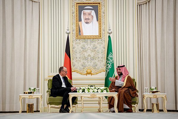 Bundeskanzler Merz reist in die Golfregion