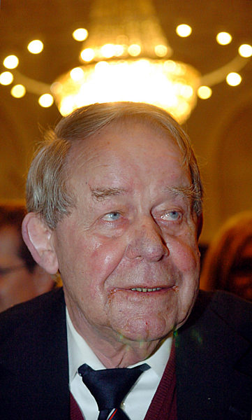 Der Schriftsteller Siegfried Lenz sitzt am Donnerstag (02.12...