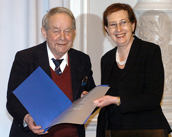 Schleswig-Holsteins Ministerpräsidentin Heide Simonis (SPD) überreicht dem...