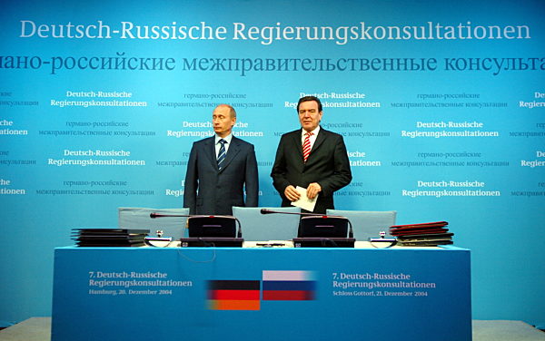Bundeskanzler Gerhard Schröder (r) und der russische Präsident Wladimir...