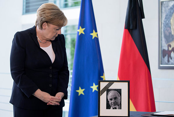 Trauer um Kohl - Merkel Kondolenzbuch