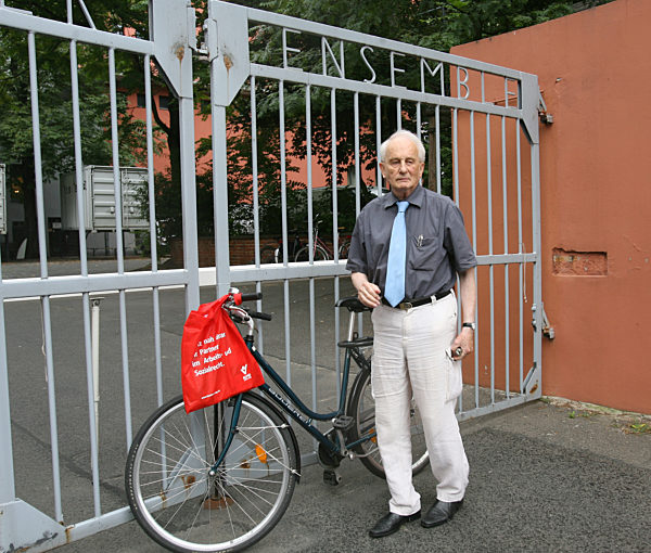 Dramatiker Rolf Hochhuth steht am Freitag (24.07...
