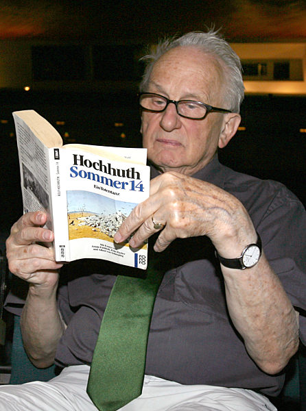 Der 78-jährige Dramatiker Rolf Hochhuth blättert am Mittwoch (12.08...