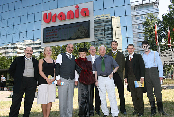 Der Schauspieler Christoph Sommer (l-r), die Bühnenbild-Assistentin Caroline...