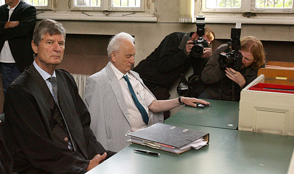 Dramatiker Rolf Hochhuth (M) und der CDU-Kulturpolitiker und Hochhuths...