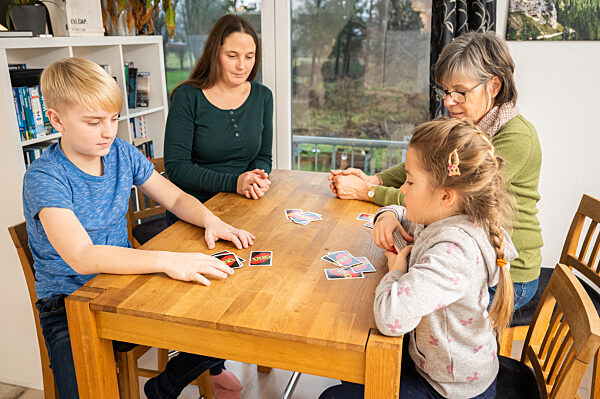 Familie spielt Karten