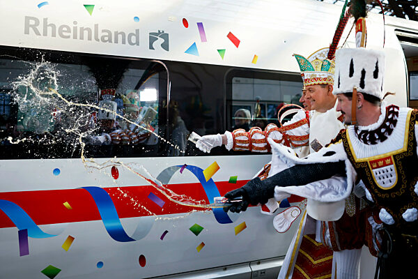 Jungfrau Agrippina (Andre Fahnenbruck) Prinz Boris I. (Boris Müller) und Bauer Marco (Marco Schneefeld) vom Kölner Dreigestirn 2023 vor dem ICE 3neo Rheinland