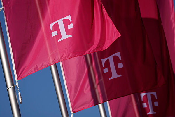 Telekom-Logo auf Fahnen