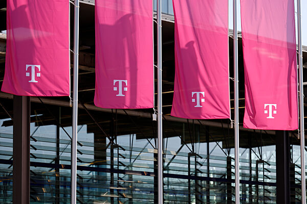 Telekom-Logo auf Fahnen