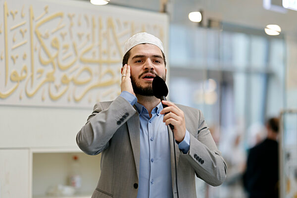 Muezzin in der Ditib Zentralmoschee Köln