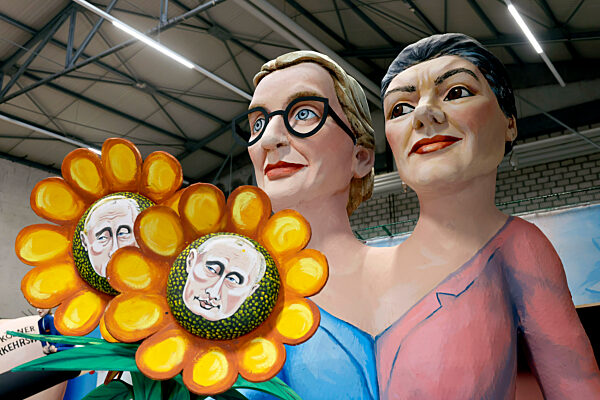 Richtfest für die Wagen des Kölner Rosenmontagszug 2025