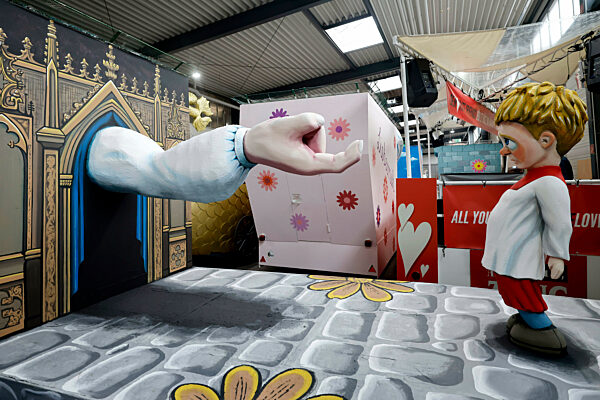 Richtfest für die Wagen des Kölner Rosenmontagszug 2025