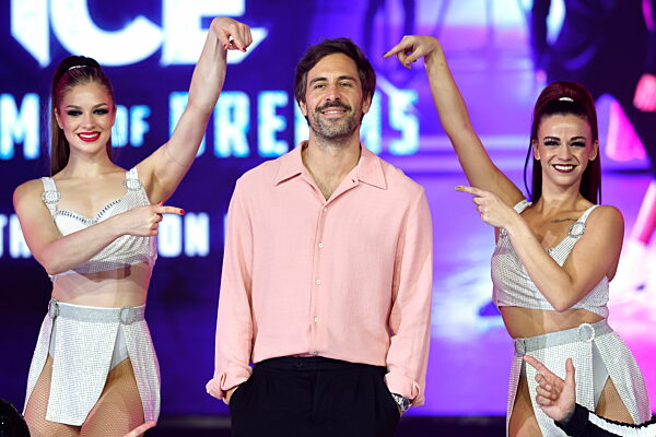 Max Giesinger und Eiskunstläuferinnen