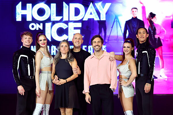 Oli.P, Pauline Petszokat und Max Giesinger mit Eiskunstläufern