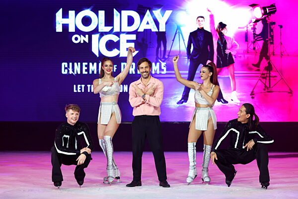 Max Giesinger mit Eiskunstläufern