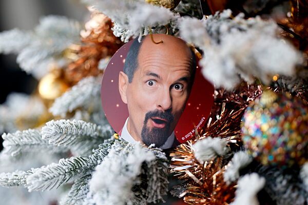 Christmas tree decorations with Christoph Maria Herbst