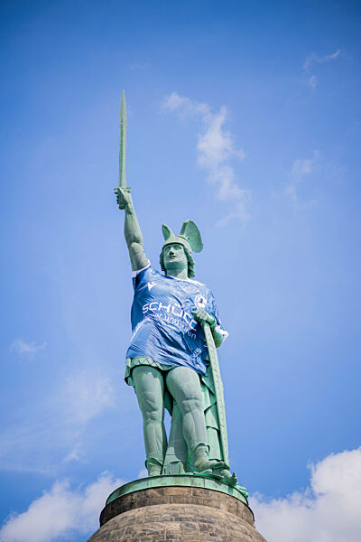 Hermannsdenkmal mit Arminia Bielefeld Trikot