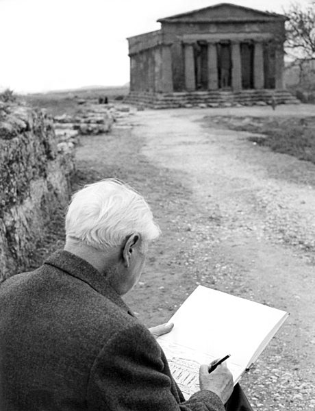 Bundespräsident Heuss zeichnet