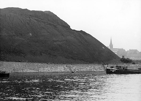 Kohlenhalde im Ruhrgebiet 1966