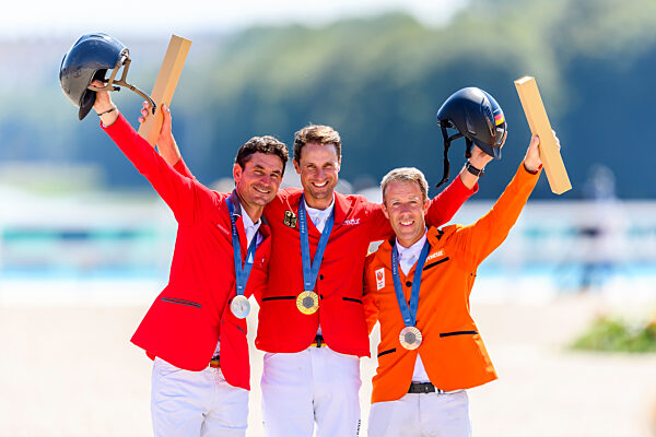 FRA, Olympische Sommerspiele Paris 2024,
REiten, Springen Einzel Finale, Siegerehrung Gold f?r Deutschland