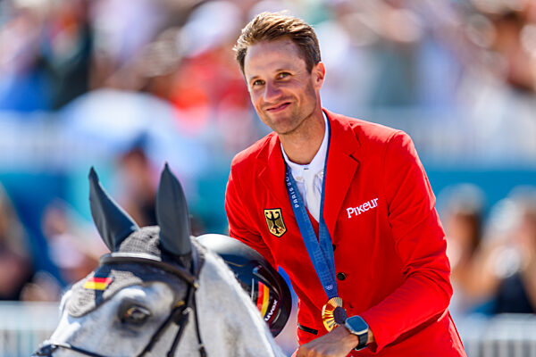 FRA, Olympische Sommerspiele Paris 2024,
REiten, Springen Einzel Finale, Siegerehrung Gold f?r Deutschland