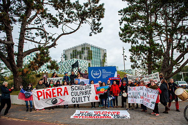 Chilean Community Gathers In Front Of The ICC Building To Demand The International Trial For Pinera