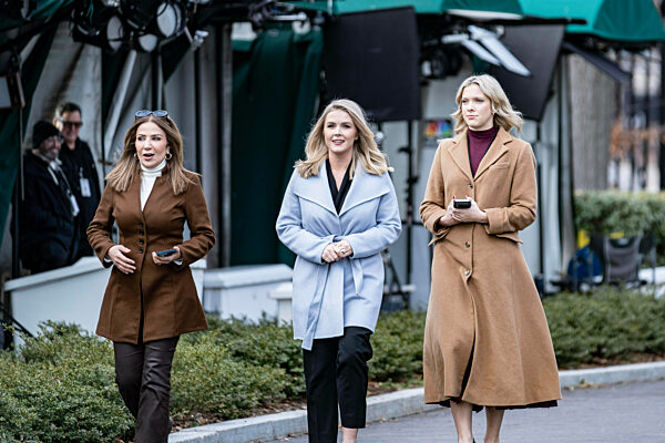 Media Talking With Key White House Staffers / Senators