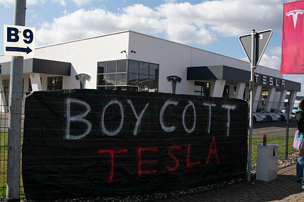 Boycott Against Tesla In MÃ_lheim-KÃ_rlich