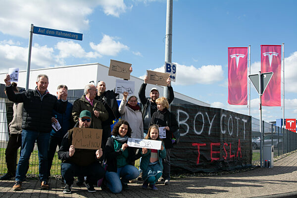 Boycott Against Tesla In MÃ_lheim-KÃ_rlich
