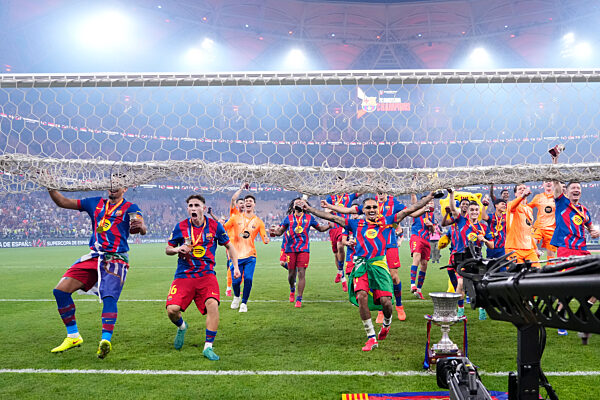 FC Barcelona v Real Madrid: Spanish Super Cup