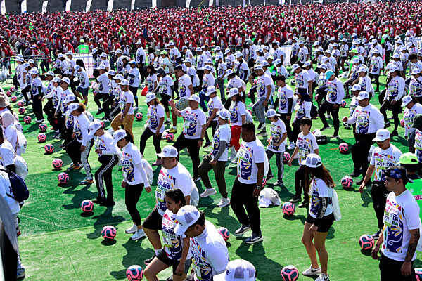 Mexico Obtains Guinness World Record For The World's Largest Soccer Class