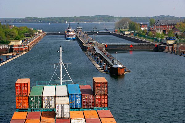 Kiel Canal, lock at Kiel-Holtenau, Schleswig-Holstein, Germany