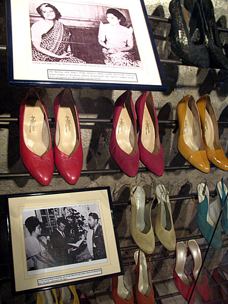 Ein Museum in Manila stellt 650 Paare Schuhe von Imelda Marcos aus (Foto vom...