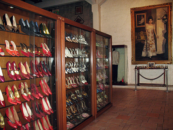 Ein Museum in Manila stellt 650 Paar Schuhe von Imelda Marcos aus (Foto vom...