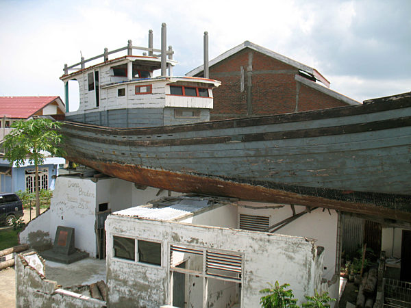 Ein beim Tsunami 2004 kilometerweit in die Stadt Banda Aceh gespültes...