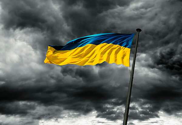 Flagge der Ukraine vor dramatischem Himmel