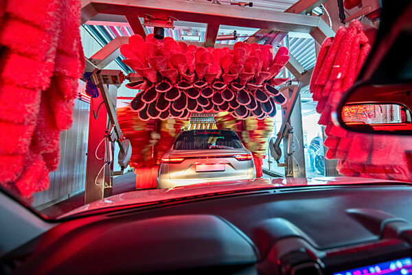 Autos in einer Autowaschstraße