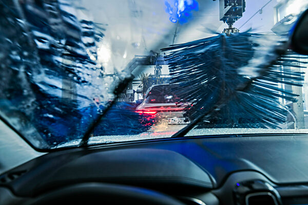 Autos in einer Waschanlage