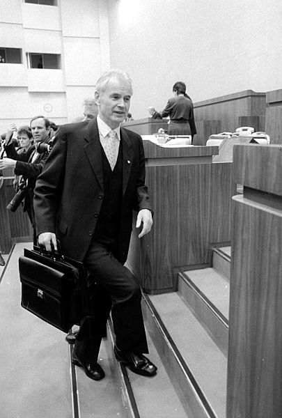 Hans Modrow beim Amtsantritt als Ministerpräsident der DDR in der...