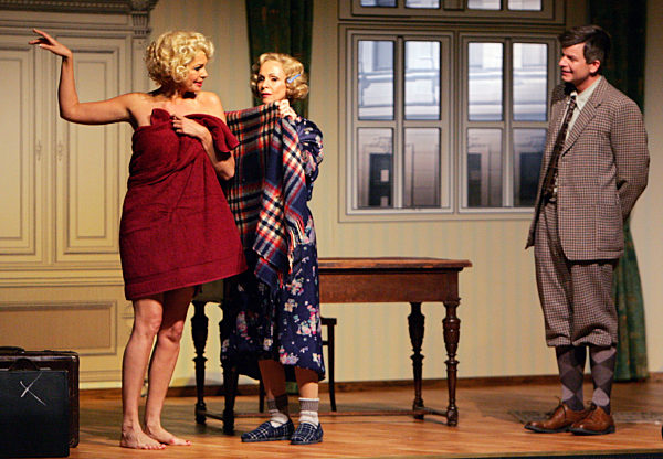 Die Schauspieler Maren Gilzer (v.l.), Uta Schorn und Nikolaus Gröbe...