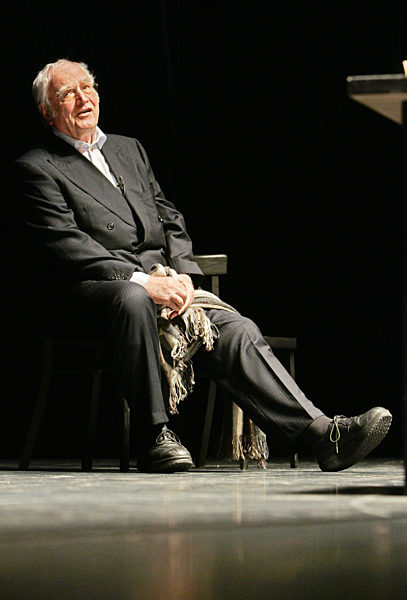 Der deutsche Autor Martin Walser sitzt vor einer Lesung anlässlich seines 80...