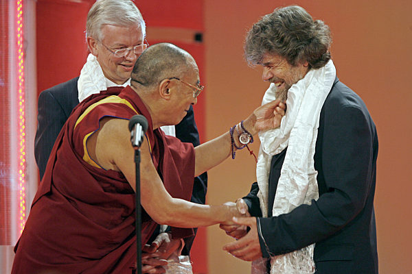 Der Dalai Lama fasst dem Bergsteiger C nach der Verleihung des Bild-"Osgars"...