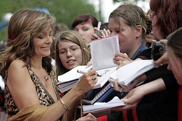 Die Schauspielerin Maren Gilzer kommt zur Verleihung des Medienpreises...